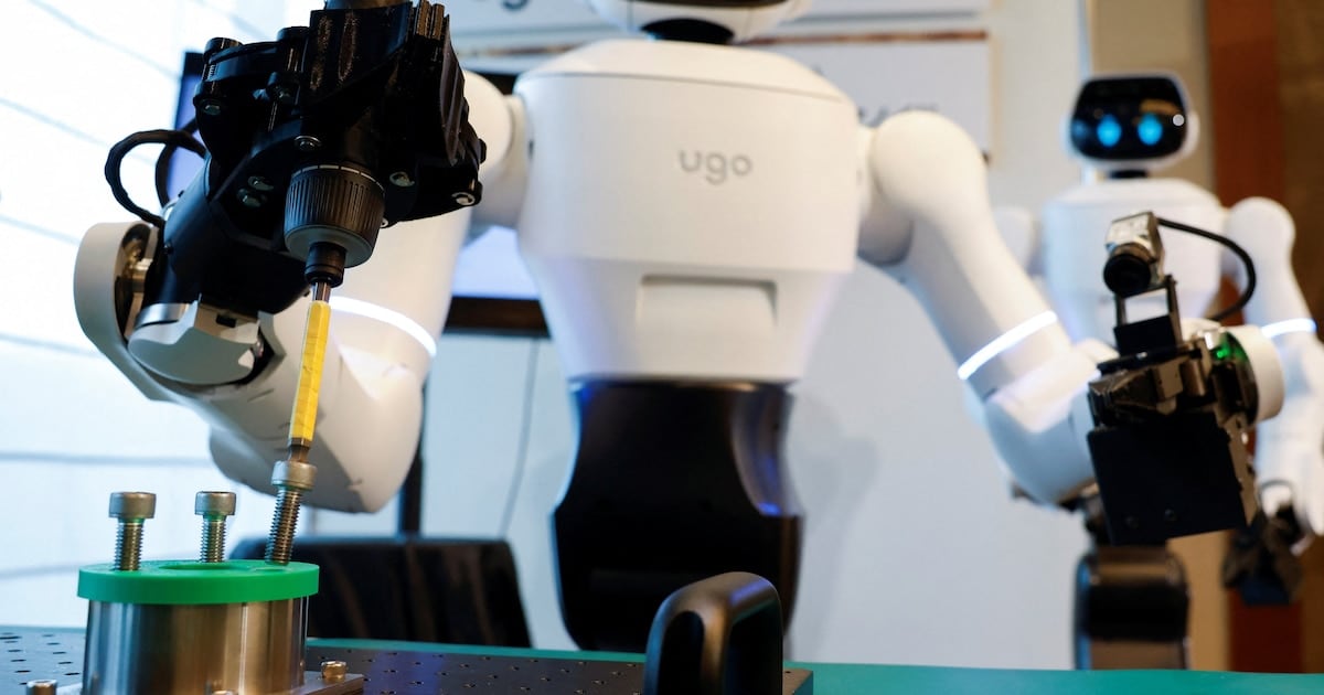 Un hospital de Japón probó un robot humanoide con inteligencia artificial para atender visitantes y retirar bandejas
