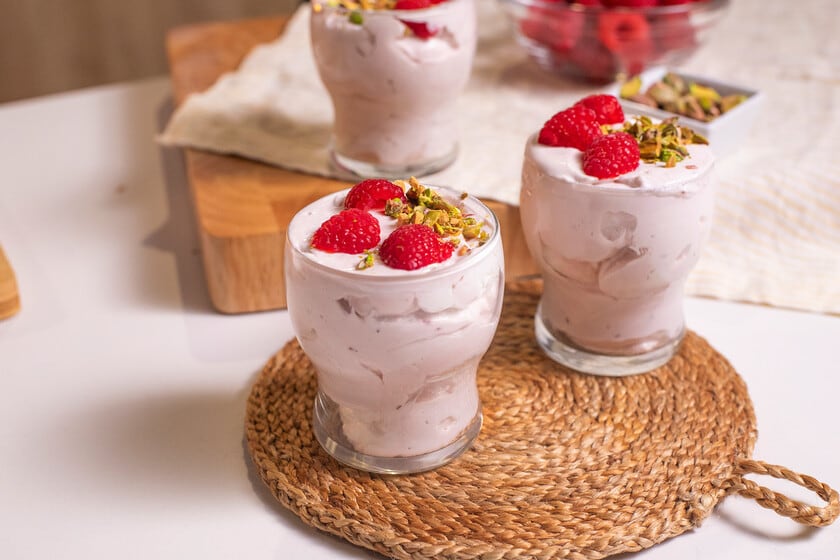 Mousse de frambuesas sin huevo: la receta que se resuelve en un cuarto de hora y se define en la heladera