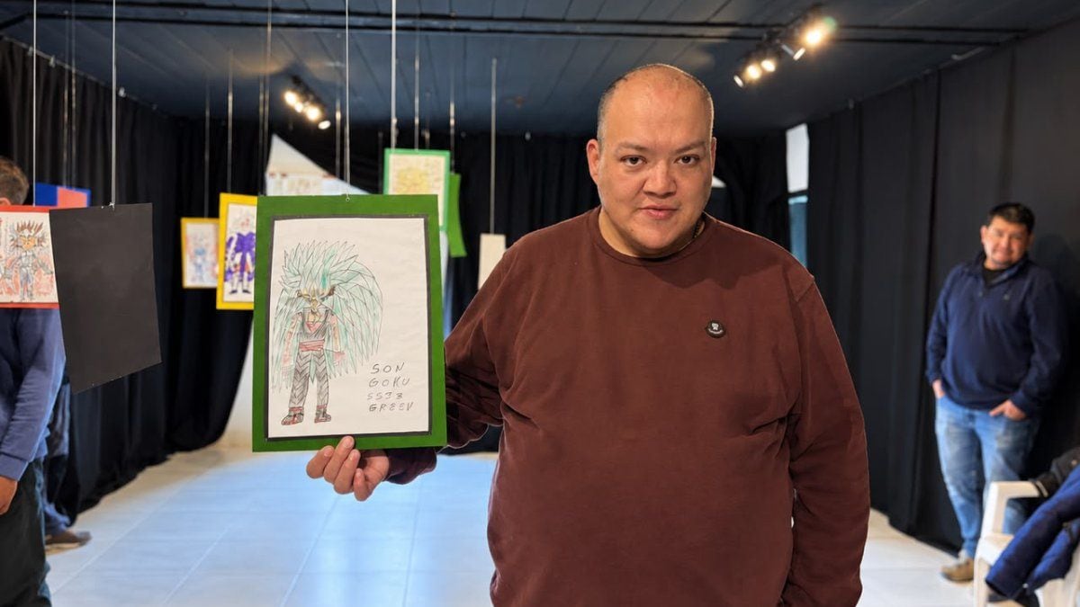 Un vecino de Aluminé expone por primera vez sus dibujos inspirados en el animé en la Casa de la Cultura