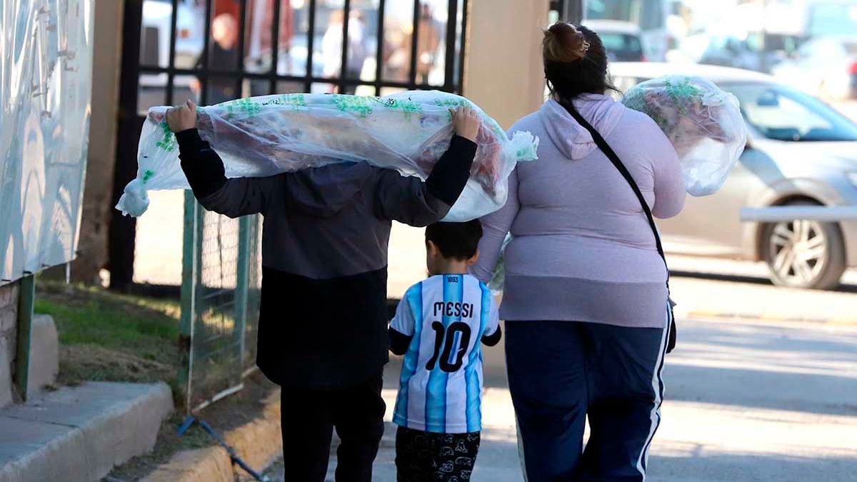 El Mercado Concentrador de Neuquén sale dos sábados seguidos con chivito del norte y trucha patagónica en oferta