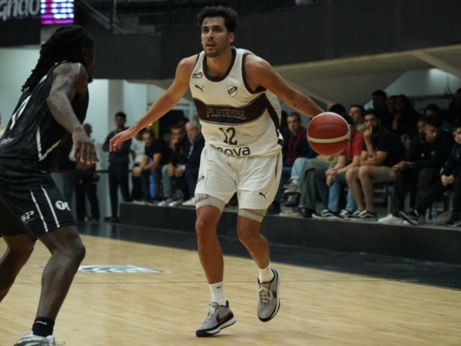 Platense se plantó en Santiago y se llevó un triunfo que arrancó cuesta abajo y terminó a los saltos
