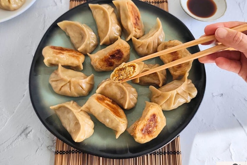 Treinta gyozas caseras con tofu ahumado y shiitake: la receta paso a paso para que la base quede crocante y el relleno, jugoso
