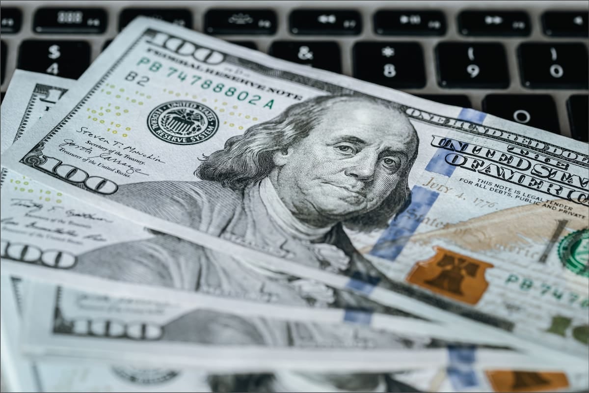El dólar oficial se sostiene en $1540 y el blue en $1560, con la mirada puesta en la próxima rueda