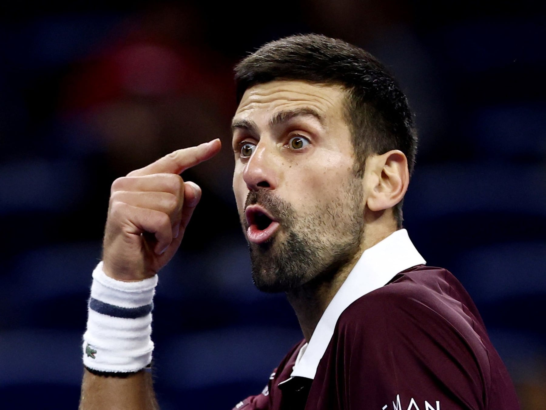 Djokovic se enojó, lo dio vuelta igual y va por Medvedev en las semis de Pekín