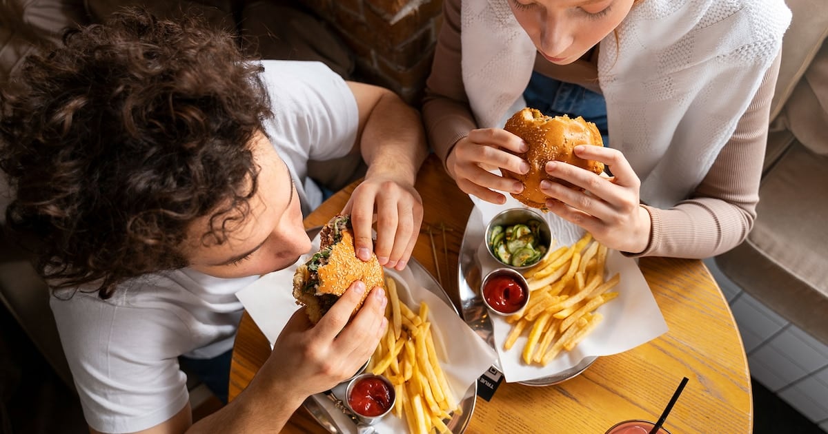 Un estudio en 57 adultos midió cómo una comida ultraprocesada cambió la respuesta del organismo