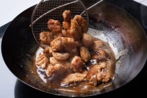 Pollo al limón en casa: la fórmula del rebozado y la salsa que define el plato