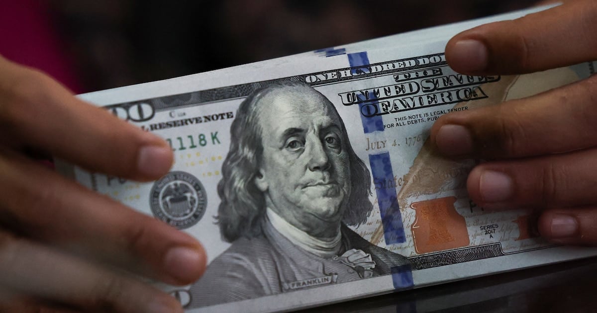 El blue se despegó cinco pesos mientras el mayorista completó tres ruedas sin moverse