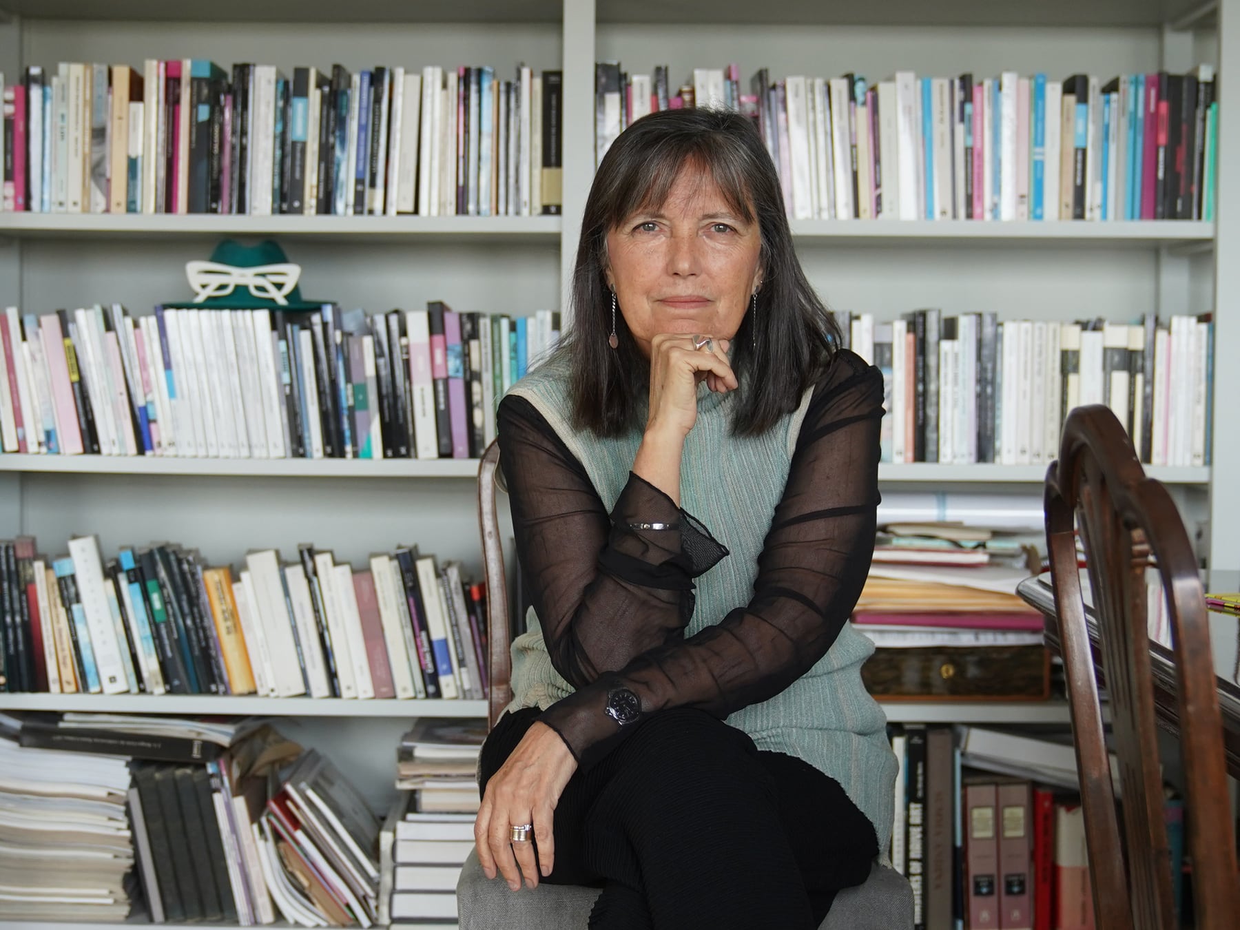 Claudia Piñeiro vuelve a la novela con El canto invisible, una historia de duelo, edición y cantos de aves