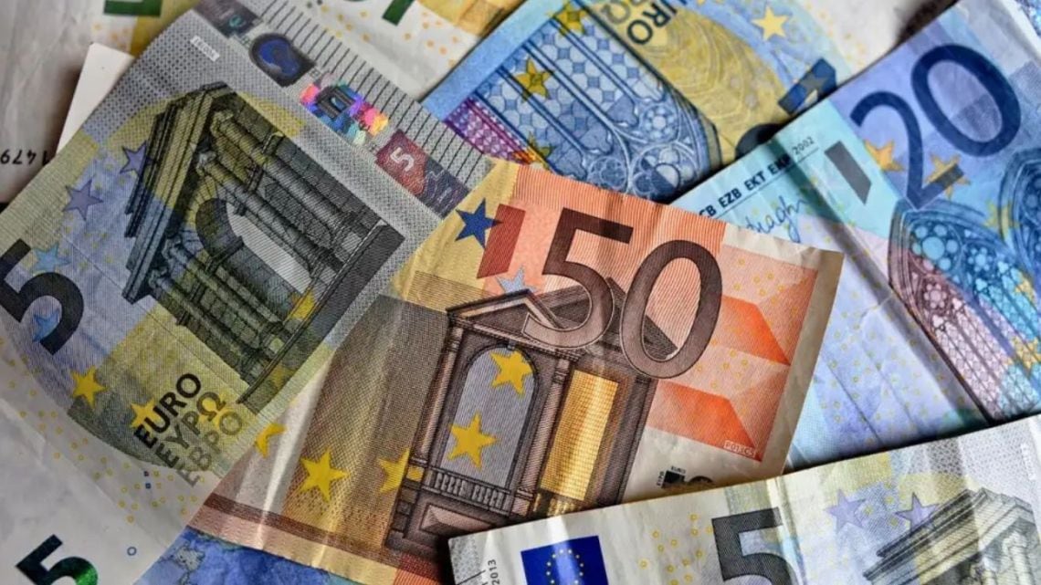 El euro blue retrocedió seis pesos y se negoció a $1.832,75 en el cierre del viernes