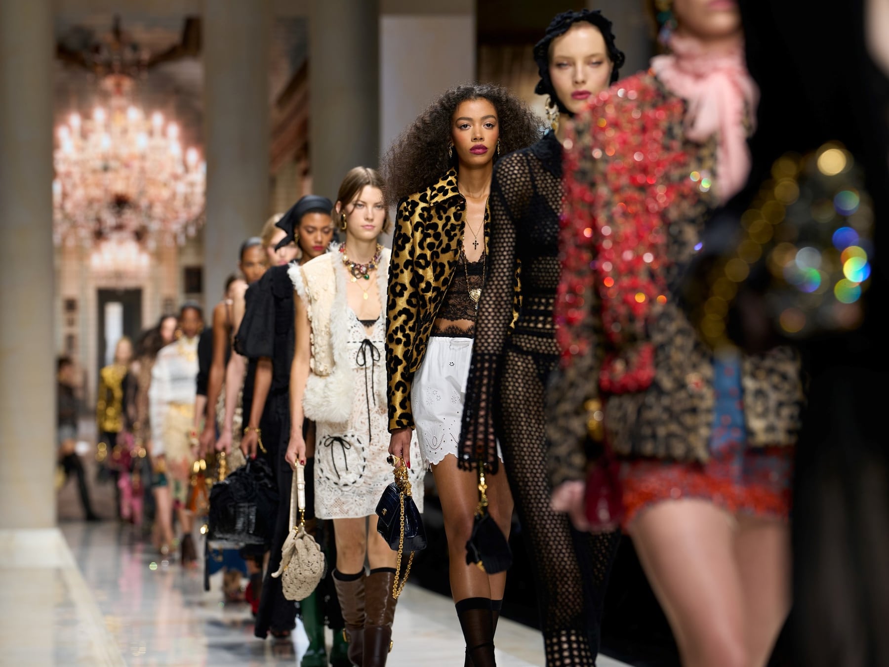 La pasarela milanesa primavera-verano 2027: brillo, sensualidad y maximalismo para el próximo verano