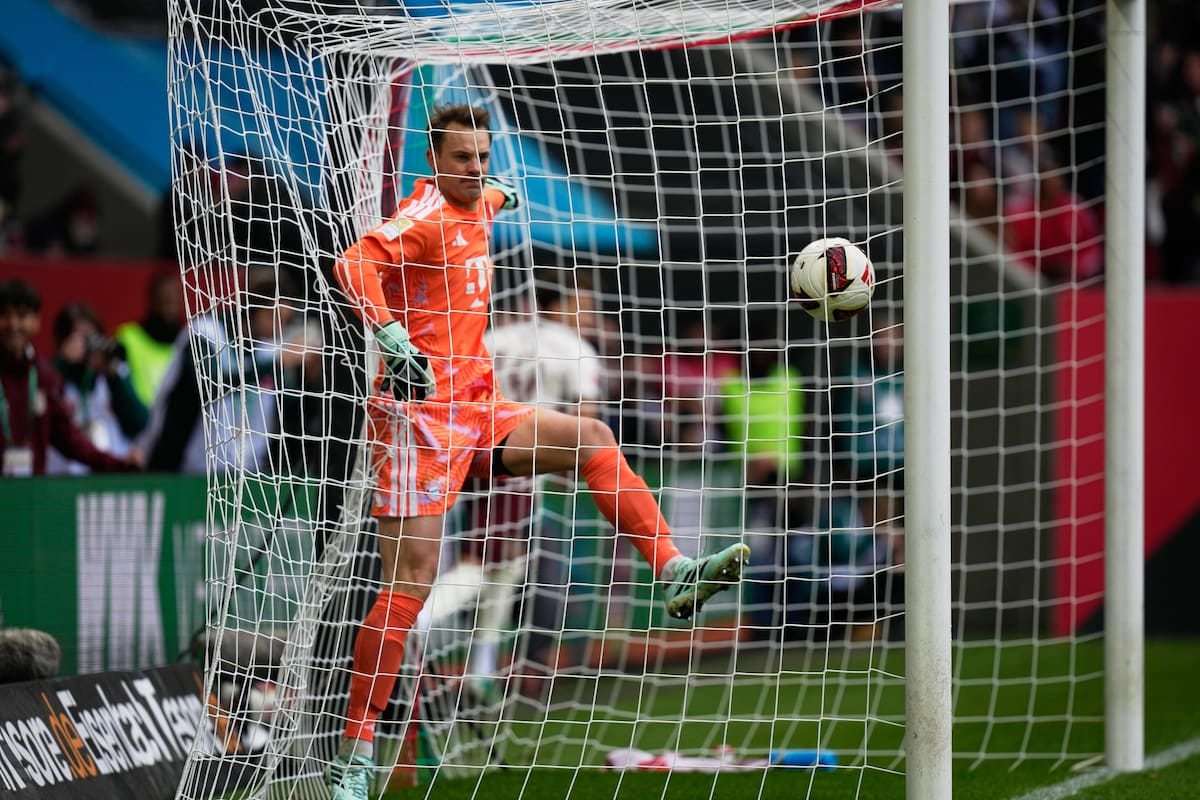 Neuer regaló dos pelotas y Bayern se volvió de Augsburgo con las manos vacías