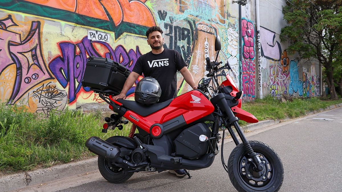 Un mecánico de Neuquén liquidó el taller, se subió a una moto de ciudad y se fue ruta a Alaska
