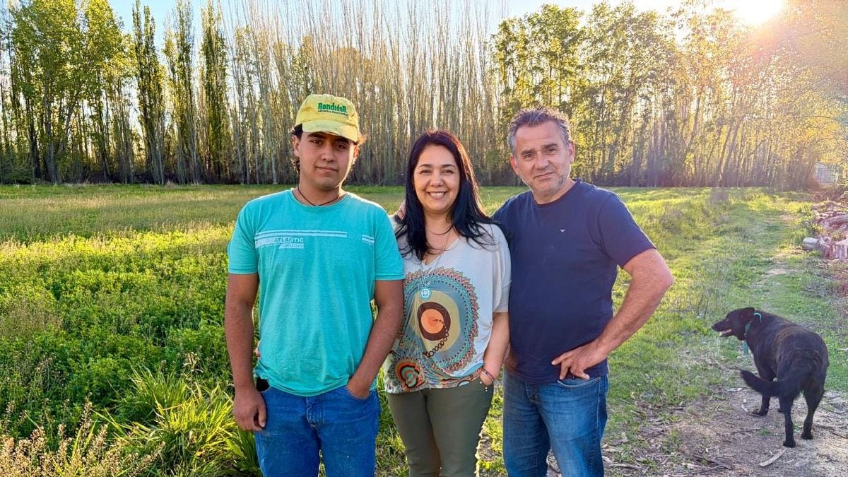 A 19 años de conocerse en la puerta de un colegio, una pareja sostiene a pulso la chacra familiar que el padre de ella dejó al morir