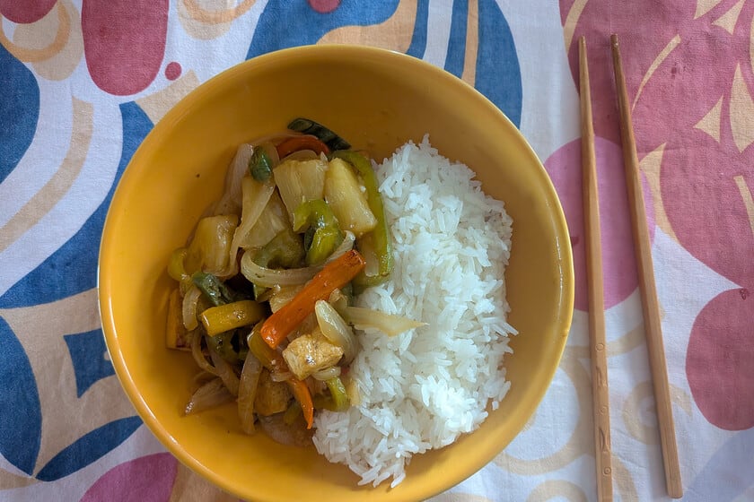 Salteado agridulce de tofu con piña: la versión vegana del clásico chino