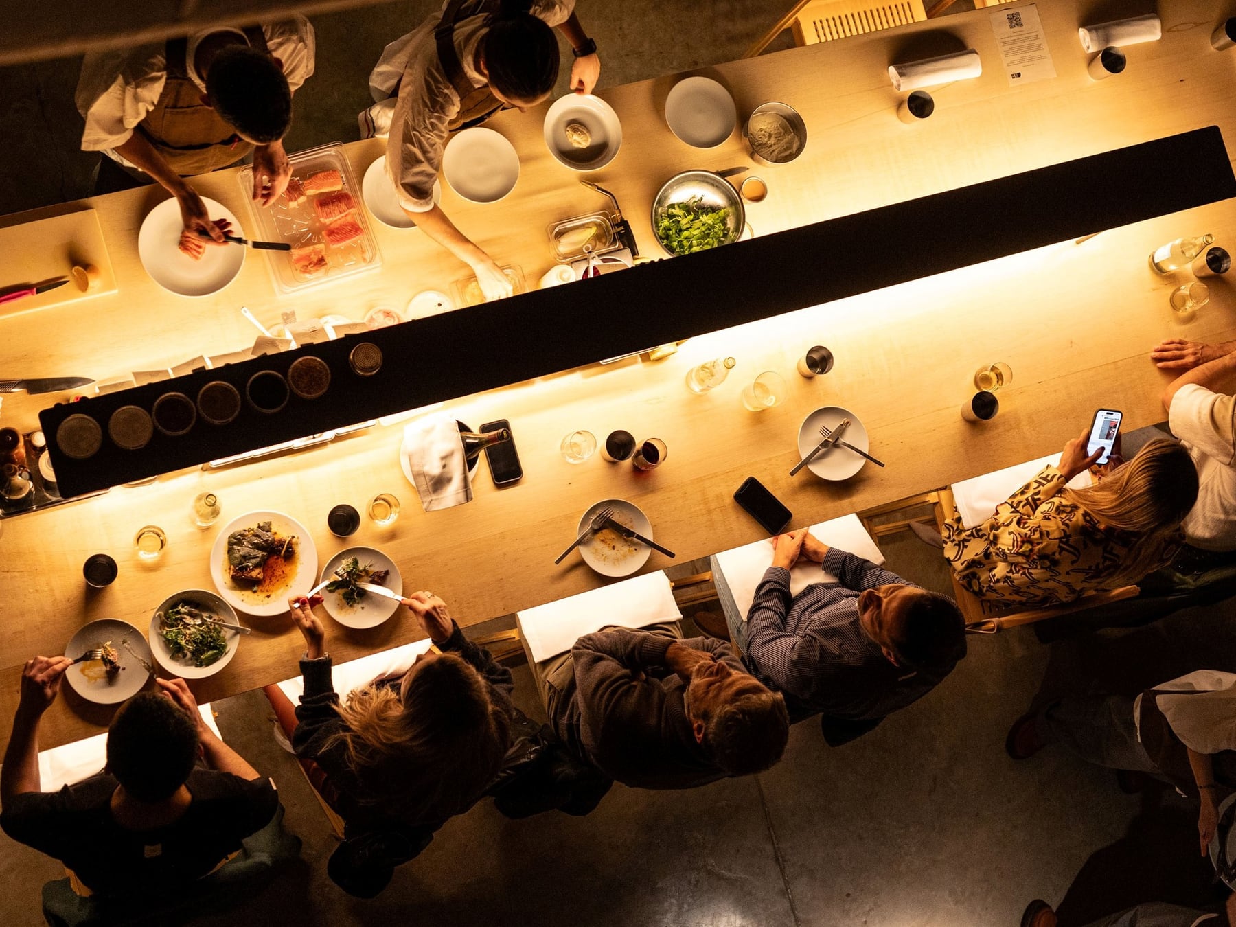 Comensales porteños recalibran el plato: bajan la cantidad, bajan el alcohol y suben el celular