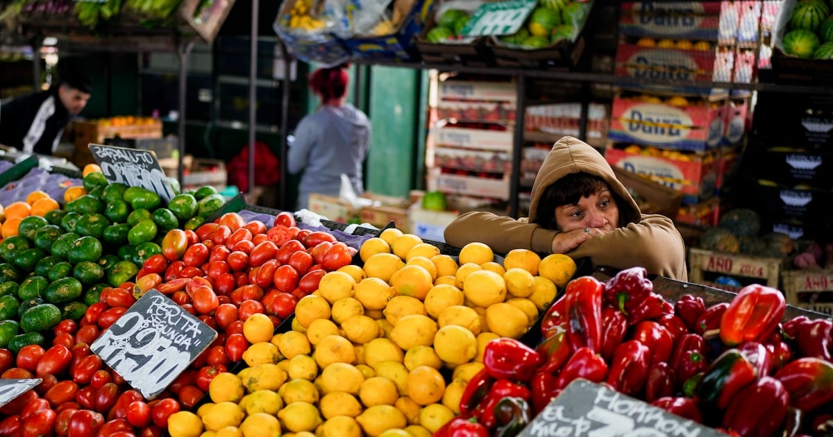 El tomate volvió a liderar las subas y la lechuga dio un respiro: cómo se movió la canasta de alimentos en septiembre
