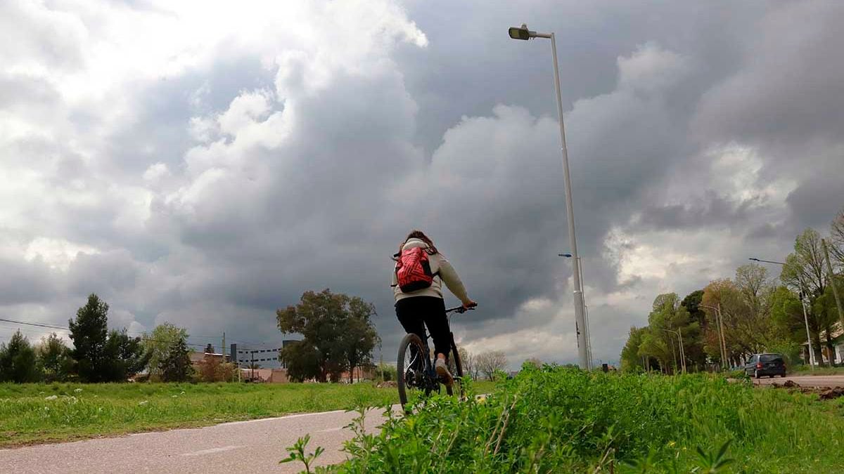 Neuquén cierra la semana bajo un cielo gris que se vuelve tormentoso hacia el fin de semana