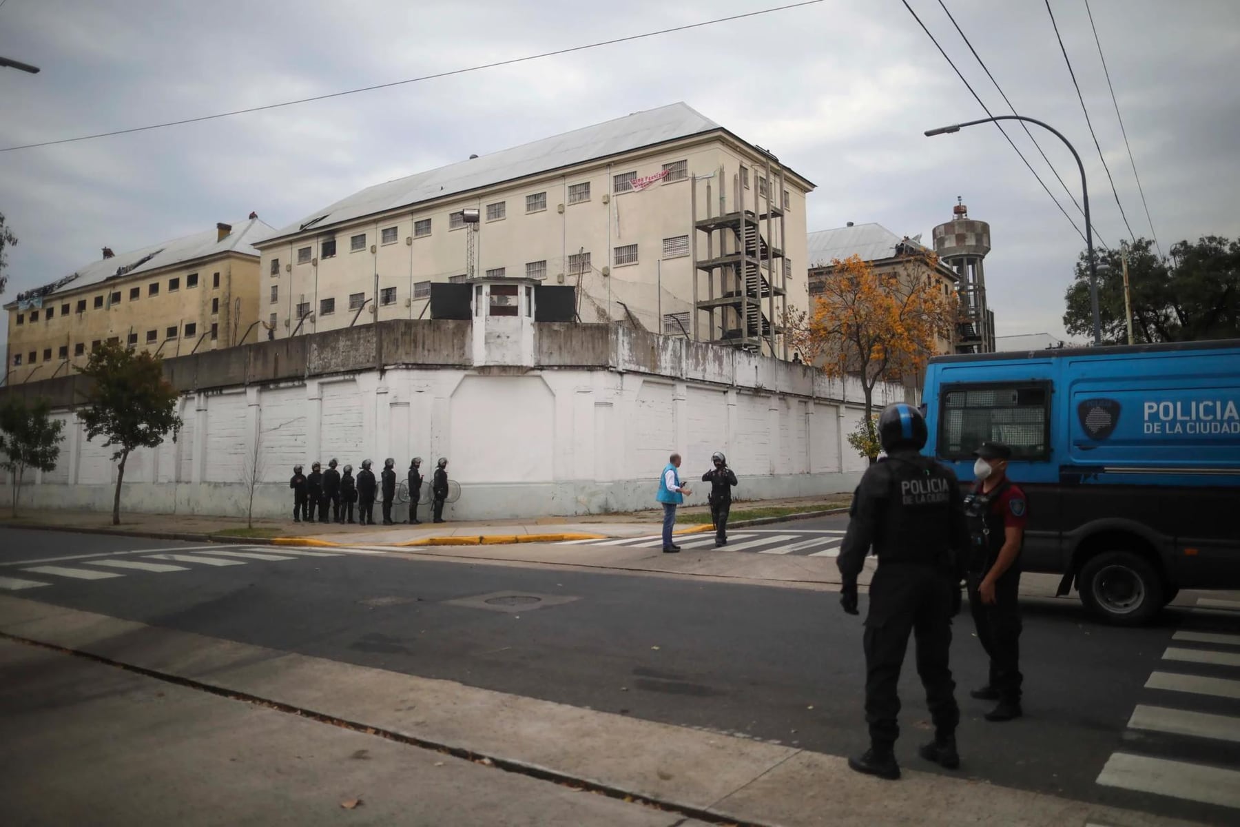 Devoto se vacía: trasladan al 60% de los internos a Marcos Paz bajo denuncias por pertenencias perdidas