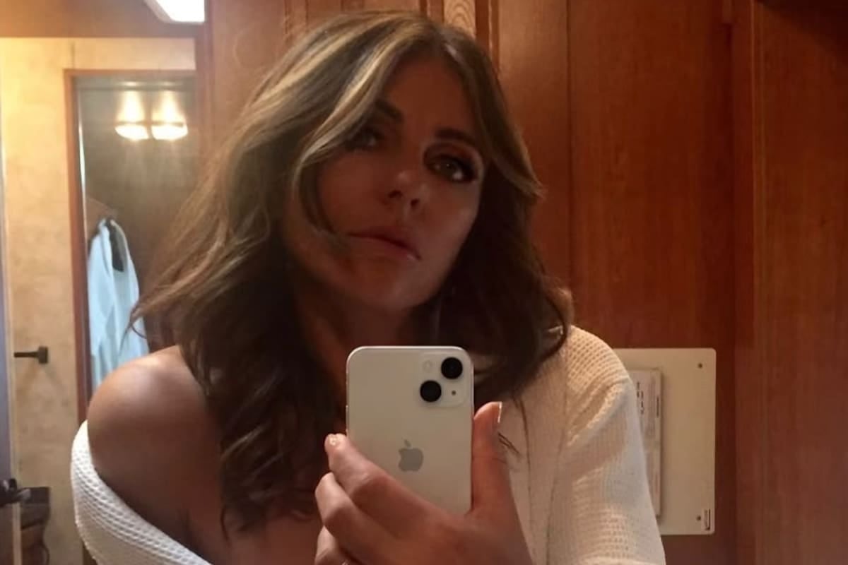 Elizabeth Hurley vuelve al set con un anillo que dice más que mil entrevistas
