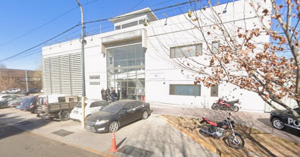 Un efectivo de la Policía de Mendoza fue imputado por abusar sexualmente de una detenida en una comisaría de Godoy Cruz