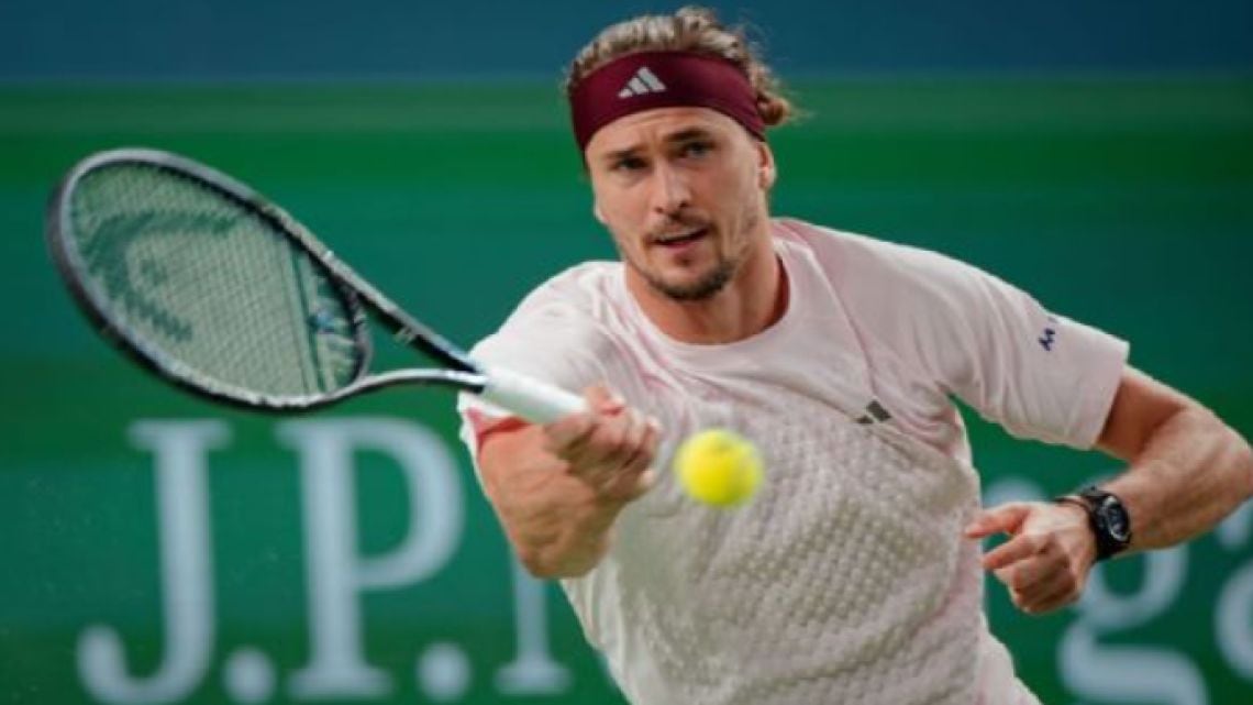 Zverev barrió a De Miñaur y va por la semis en Shanghai: el número dos del mundo no quiere soltar el podio