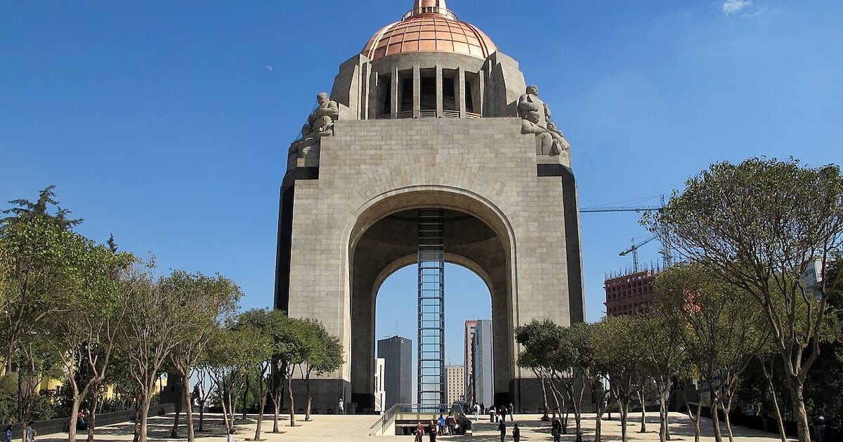 Los 67 metros que viajaron de palacio inconcluso a arco triunfal más alto del mundo