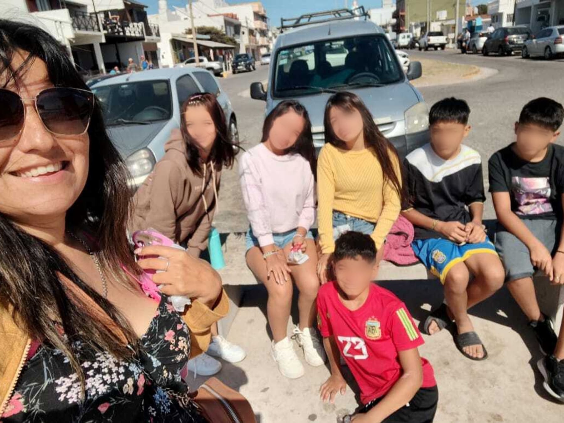 Adoptó a seis hermanos, quedó embarazada y armó una familia de nueve en Buenos Aires