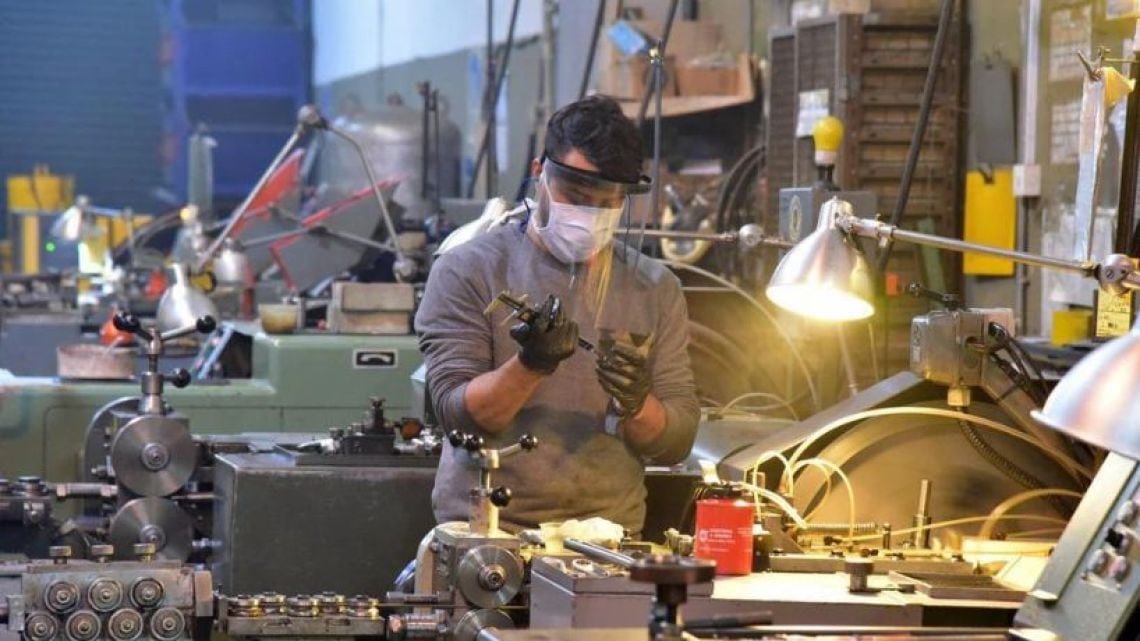La industria opera con cuatro de cada diez puntos de su capacidad ociosos y la informalidad gana terreno entre los trabajadores desplazados