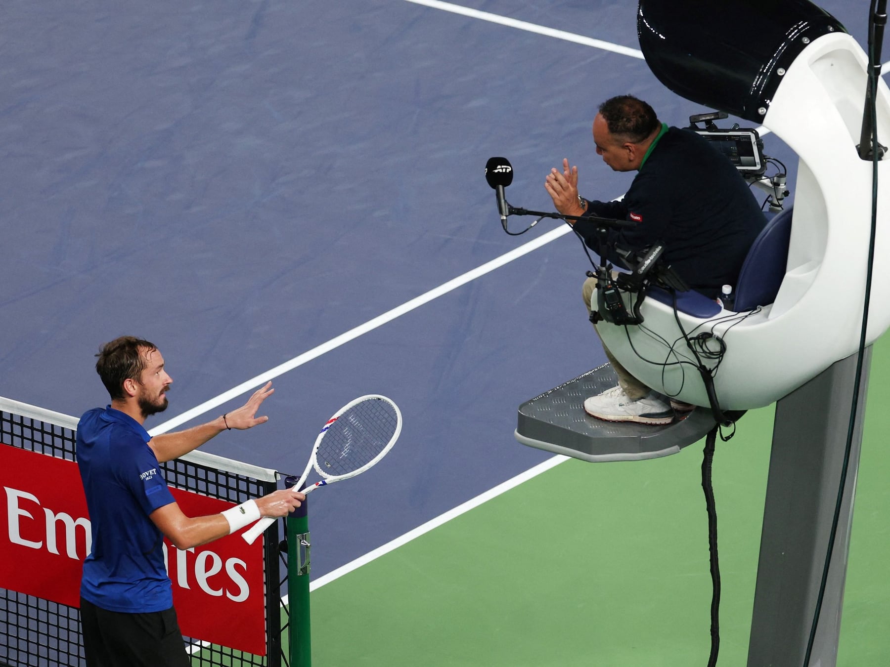 Medvedev, en modo kamikaze: amenazó con retirarse en Shanghái para que le mostraran una pelota que ya no se puede revisar