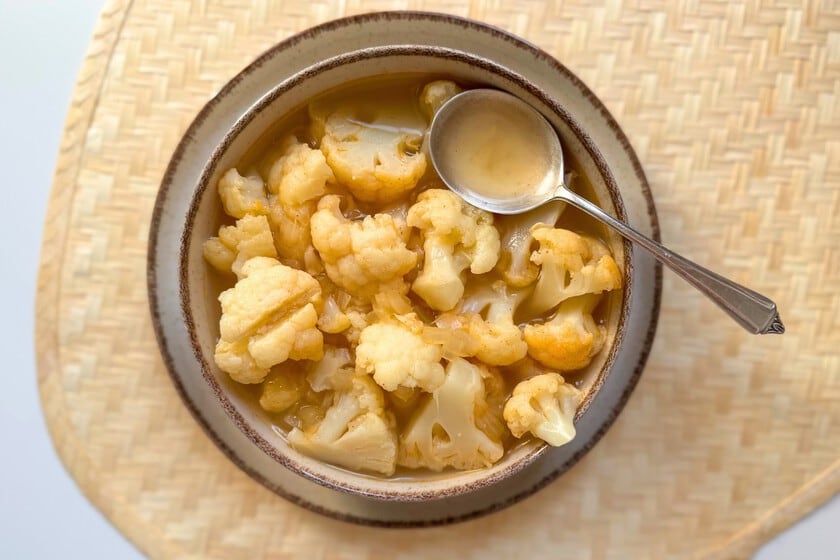 Sopa de coliflor en trozos: cuando el cucharón manda más que la licuadora