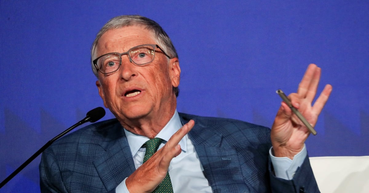 Bill Gates pasó por el Vaticano y volvió a encender la alarma: la inteligencia artificial no puede quedar en manos del mercado