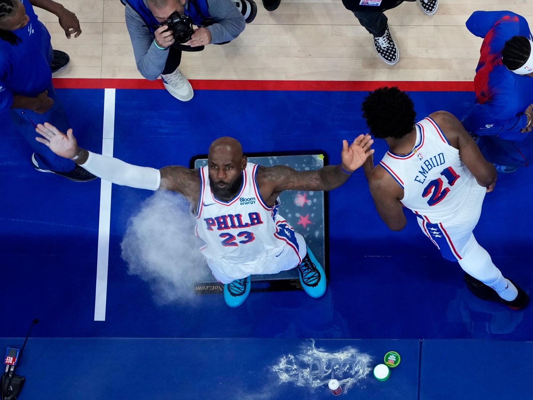 Arranca la NBA: LeBron debuta en los Sixers ante un campeón que no se baja del trono