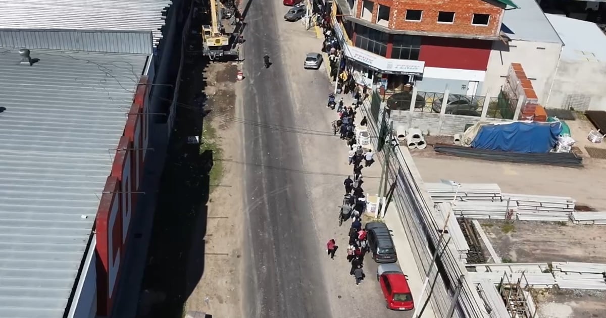 Una distribuidora de Ezeiza ofertó 40 vacantes y la fila de aspirantes se extendió por más de diez cuadras antes de las ocho de la mañana