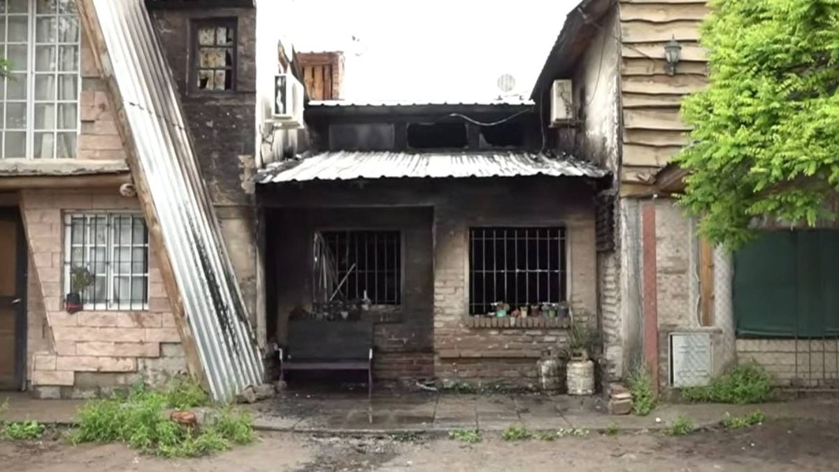 Un incendio consumió la planta baja de una vivienda en Neuquén y la familia resultó ilesa gracias a la rápida reacción de los vecinos