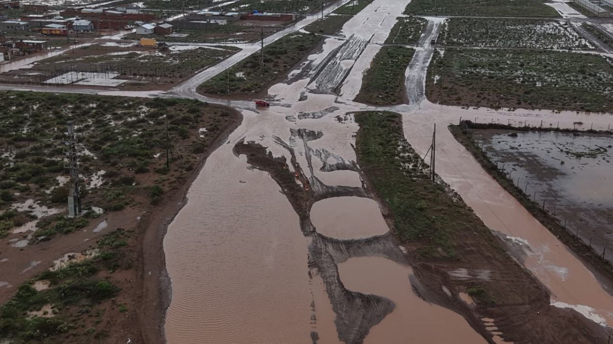 Añelo activated an emergency operation after intense storm flooding streets and homes