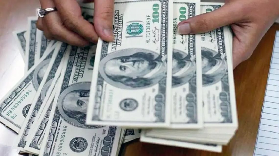 El dólar minorista llegó a $1.550 y recortó la brecha con el blue al 2,5%