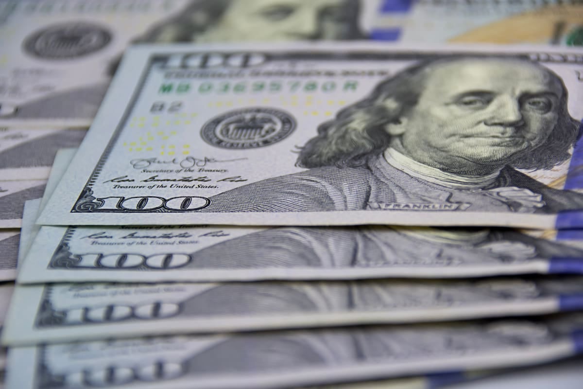 El dólar queda sin cambios durante el fin de semana, con una brecha mínima frente al blue