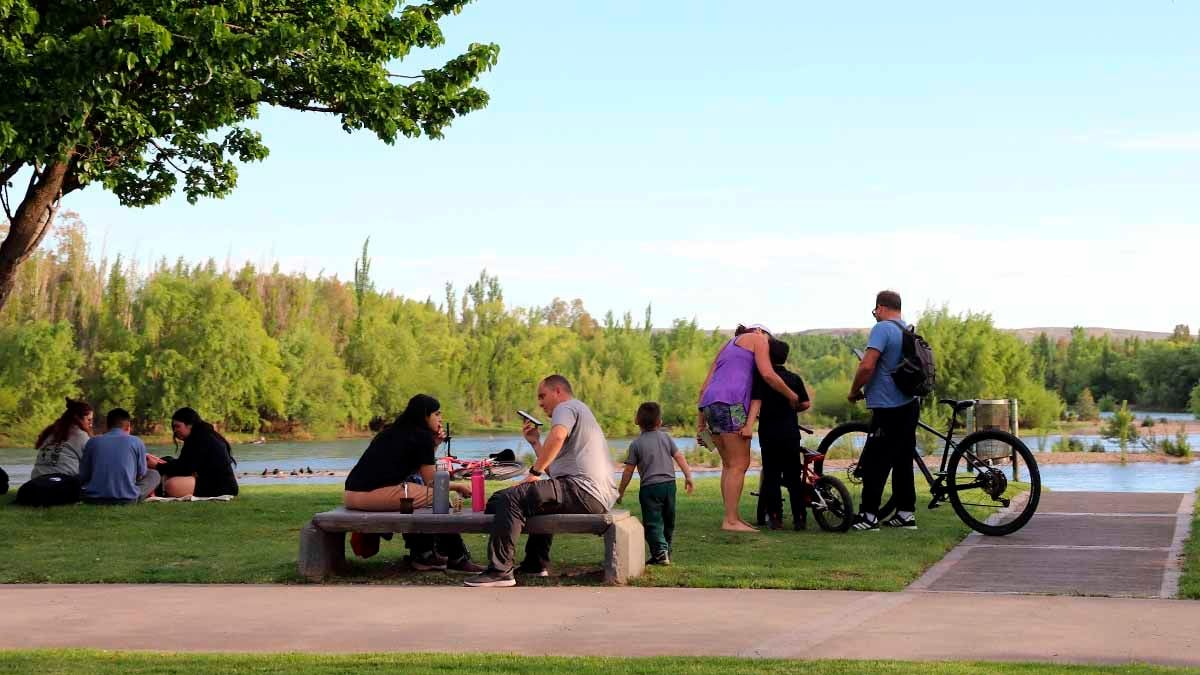 Neuquén disfrutó una tarde junto al Limay y espera más calor para el jueves